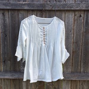 White pirateshirt longsleeve’s covers the belly